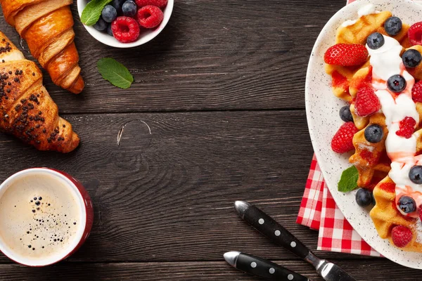 Deliciosos Gofres Belgas Con Helado Bayas Verano Café Desayuno Vista — Foto de Stock