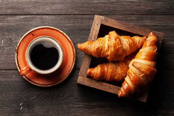 Koffie Croissants Houten Tafel Ontbijt Bovenaanzicht — Stockfoto