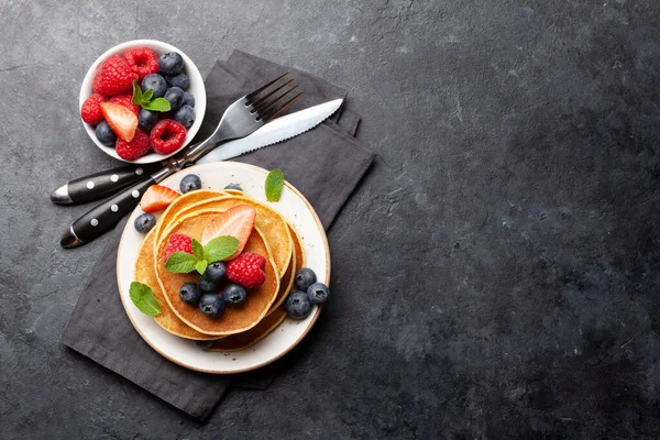 Läckra Hembakade Pannkakor Med Sommarbär Till Frukost Morgonmåltid Ovanifrån Med — Stockfoto