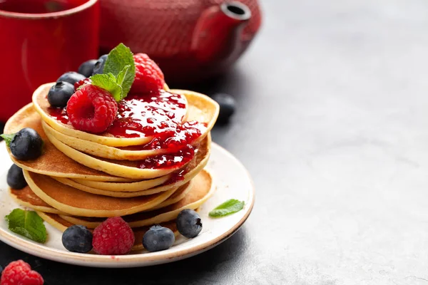 Heerlijke Zelfgemaakte Pannenkoeken Met Zomerbessen Thee Als Ontbijt Met Kopieerruimte — Stockfoto