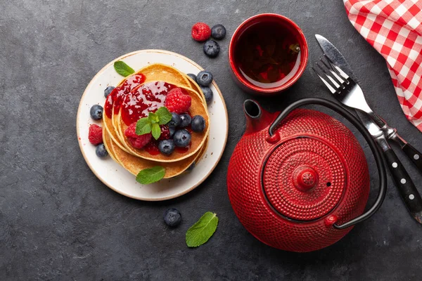 Läckra Hembakade Pannkakor Med Sommarbär Och Till Frukost Ovanifrån — Stockfoto