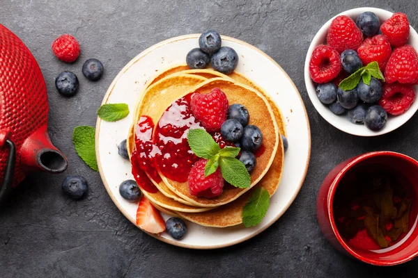 Köstliche Hausgemachte Pfannkuchen Mit Sommerbeeren Und Tee Zum Frühstück Ansicht — Stockfoto