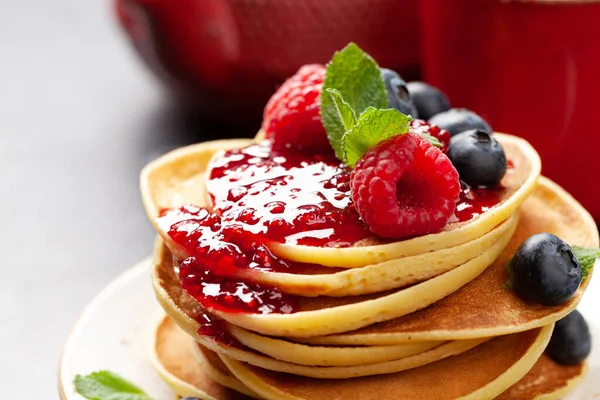 Läckra Hembakade Pannkakor Med Sommarbär Och Sylt — Stockfoto