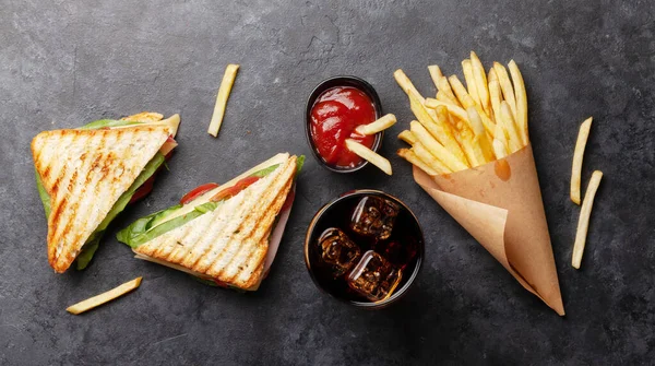 Kulüp Sandviç Patates Cipsi Buzlu Bir Bardak Kola Fast Food — Stok fotoğraf