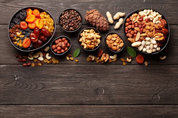 Verschiedene Trockenfrüchte Und Nüsse Auf Einem Dunklen Holztisch Draufsicht Flach — Stockfoto