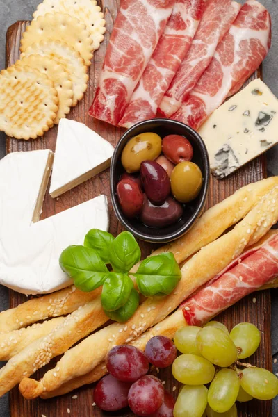 Käse Fleisch Trauben Und Oliven Antipasti Vorspeisenauswahlgremium Nahaufnahme Von Oben — Stockfoto