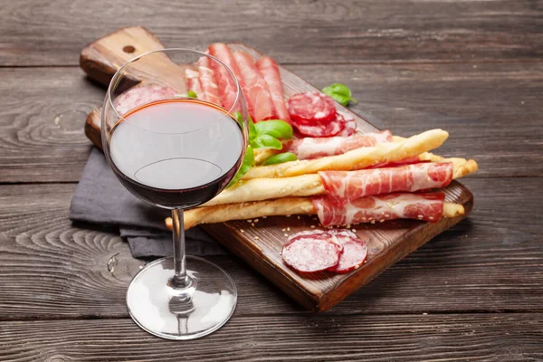 Antipasto Base Carne Olive Tavola Selezione Antipasto Bicchiere Con Vino — Foto Stock