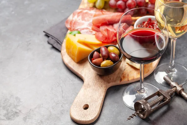 葡萄和橄榄盘子上的开胃菜选择及红白相间的酒杯 有复制空间 — 图库照片