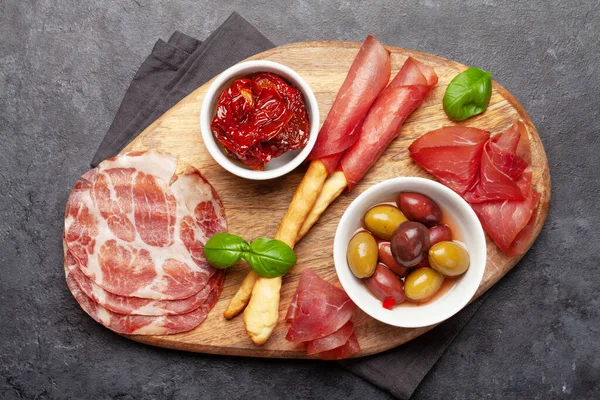 Käse Fleisch Und Oliven Antipasto Vorspeisenauswahl Auf Holzbrett Ansicht Von — Stockfoto
