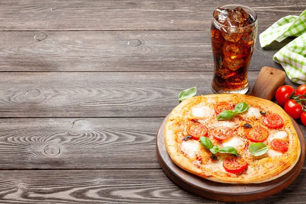 Sabrosa Pizza Casera Con Tomates Jardín Albahaca Vaso Cola Con —  Fotos de Stock