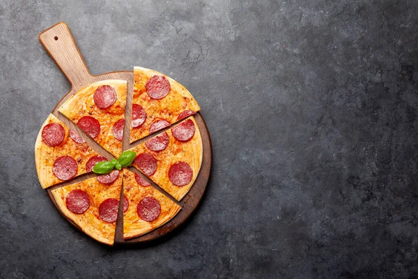 Finom Házi Pizza Pepperónival Felülnézet Fénymásoló Felülettel Lapos Fektetés — Stock Fotó