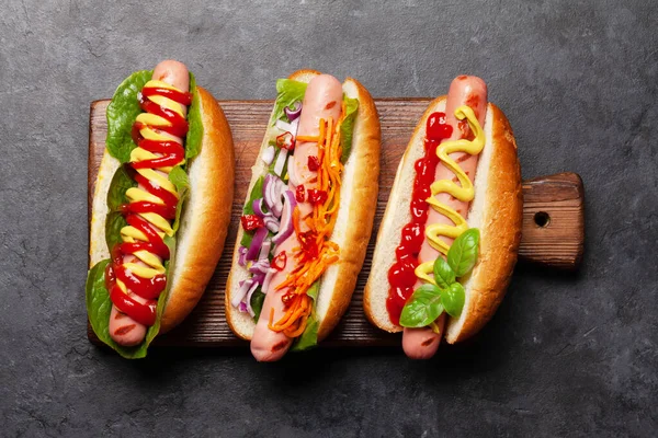 Různé Hot Dogy Zeleninou Salátem Koření Dřevěné Desce Horní Pohled — Stock fotografie