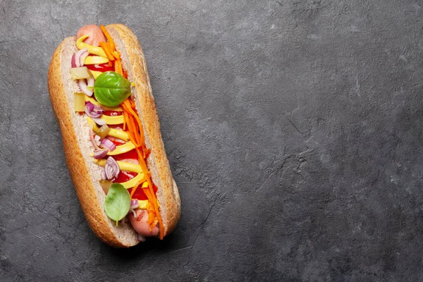 Hot Dog Zeleninou Bazalkou Koření Kamenném Pozadí Horní Pohled Místem — Stock fotografie