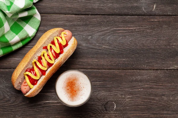 Cachorro Quente Com Mostarda Ketchup Copo Cerveja Fundo Madeira Vista — Fotografia de Stock