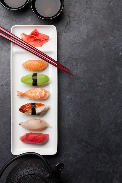 Set Sushi Giapponese Sashimi Maki Verde Lastra Sfondo Pietra Con — Foto Stock