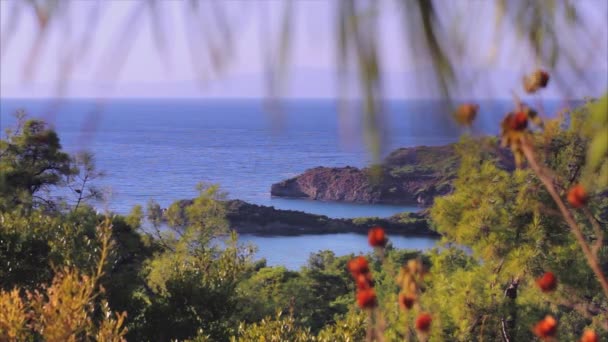 Bela vista do Mar Egeu, montanhas e praia rochosa, pequenas ilhas — Vídeo de Stock