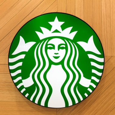 Ahşap arka plan tabelada Starbucks kahve