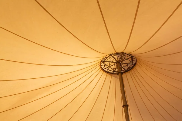 Kijk op de top van gigantische tent — Stockfoto