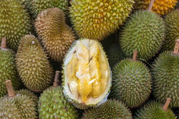 Frutas durianas en el mercado —  Fotos de Stock