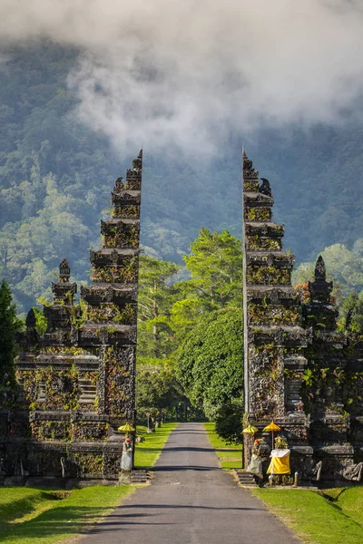 Cancello tradizionale indù balinese — Foto Stock