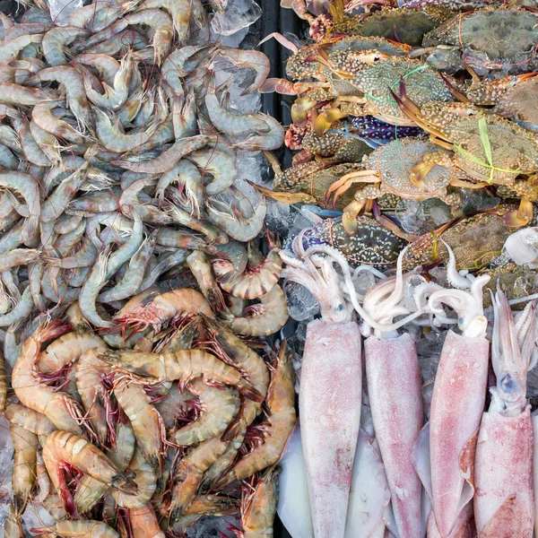 Meeresfrüchte am Marktstand — Stockfoto