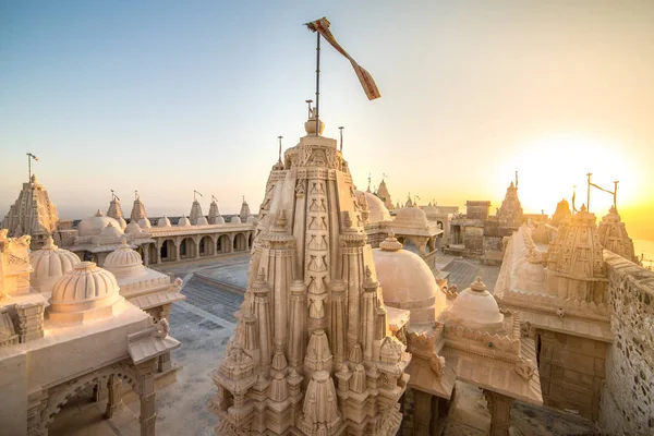 Jain tempel på toppen av Shatrunjaya kulle — Stockfoto