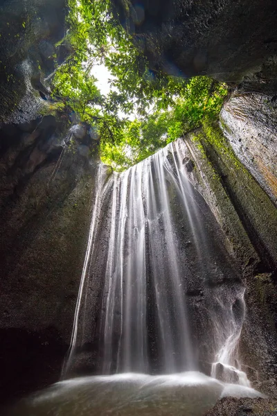 Cachoeira Tukad Cepung bonita em Bali — Fotografia de Stock