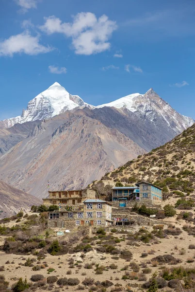 Toeristen lodge aan de Annapurna circuit trek — Stockfoto