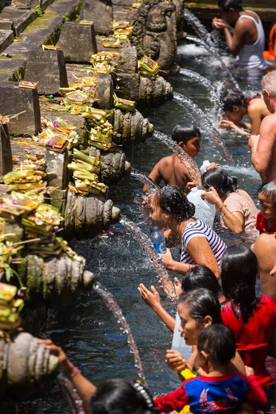 Les familles hindoues balinaises viennent aux sources sacrées — Photo