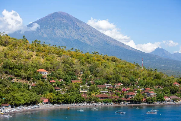 Playa de Jemeluk y hermosa laguna azul — Foto de Stock