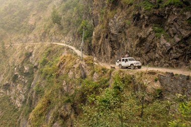 Turist tehlikeli yolda araba 