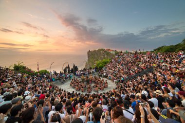 Turistler geleneksel Balinese Kecak dans izle