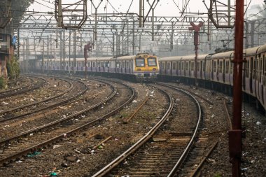 Birçok demiryolu birini çalıştıran yerel tren 