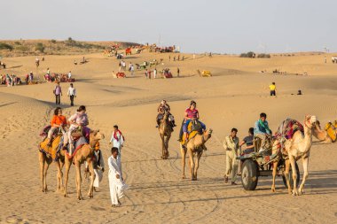 Hintli turist deve sürme