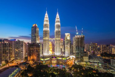 Petronas Kuleleri, gece içinde Kuala Lumpur