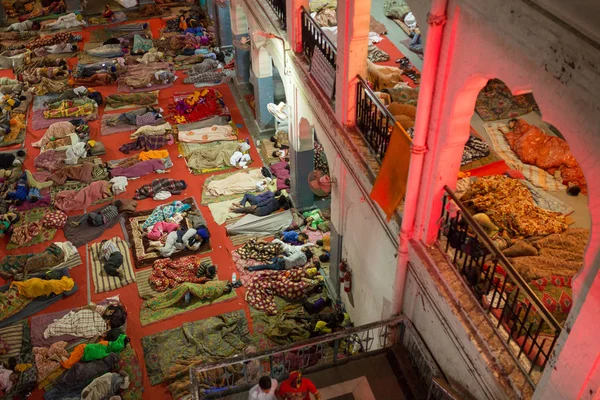 Люди, спящие на полу в общежитиях паломников — стоковое фото