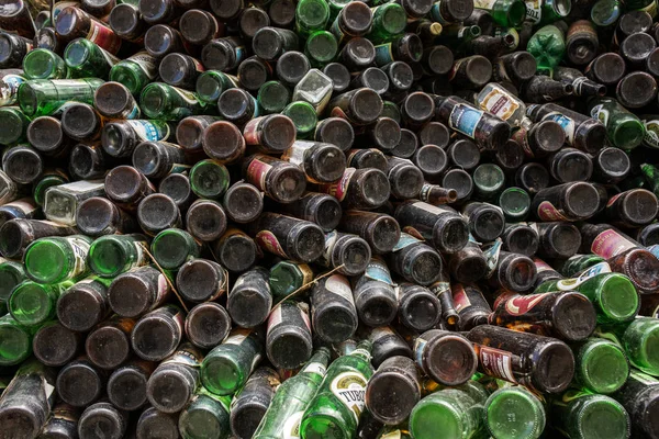 Heap de garrafas de cerveja armazenadas ao ar livre — Fotografia de Stock