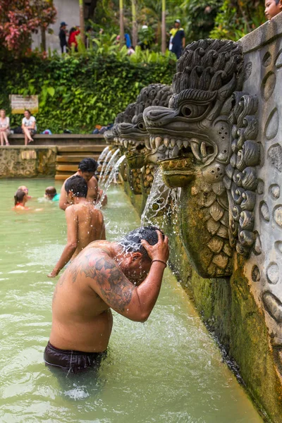 La gente toma un baño en Banjar Tega termal —  Fotos de Stock