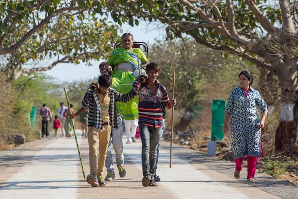 Llevar peregrinos a los templos de Jain — Foto de Stock