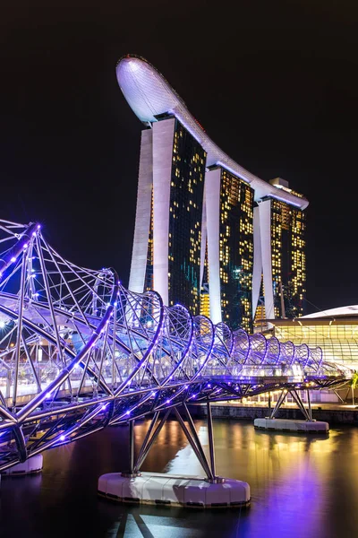 Puente Helix y Marina Bay Sands Hotel — Foto de Stock