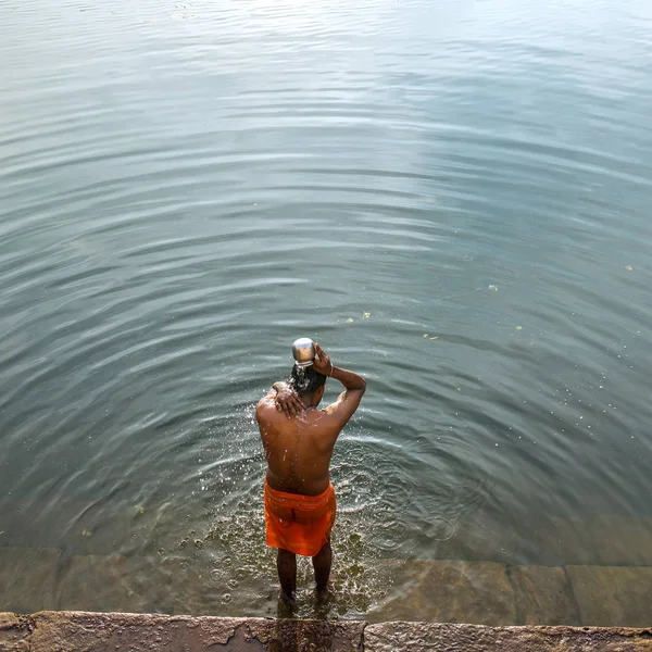 Brahmin κάνει μπάνιο στην Ιερή λίμνη — Φωτογραφία Αρχείου