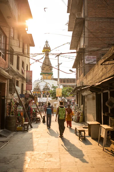 Straßenszene in der Nähe von kathesimbu stupa — Stockfoto