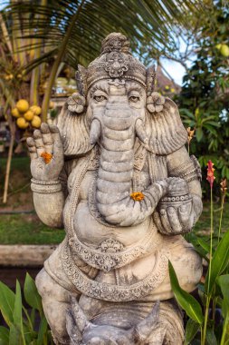 Taş Ganesha heykel çiçekli 