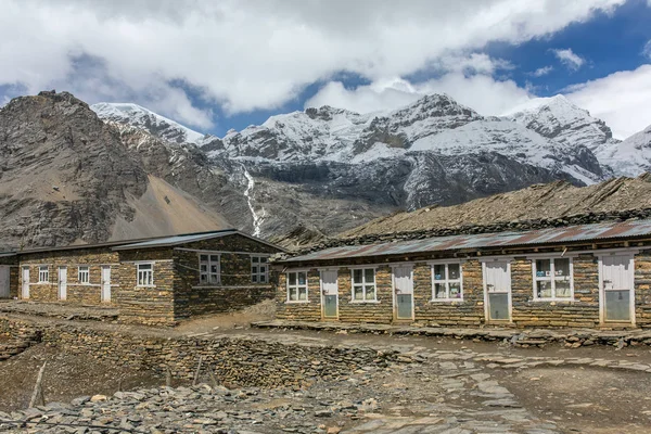 Annapurna circuit trek met besneeuwde berg — Stockfoto