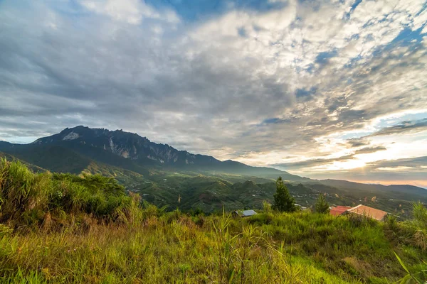 Alba sul monte Kinabalu — Foto Stock