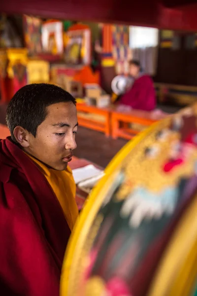 Молодой буддийский монах молится — стоковое фото