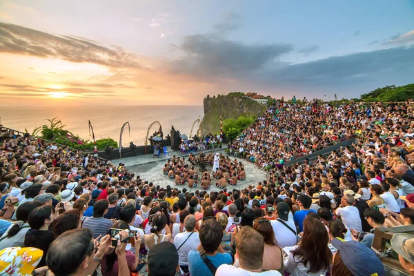 Turisté sledovat tradiční balijské tanec Kecak — Stock fotografie