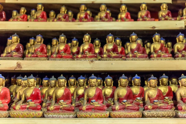 Die Gruppe kleiner Buddha-Statuen — Stockfoto
