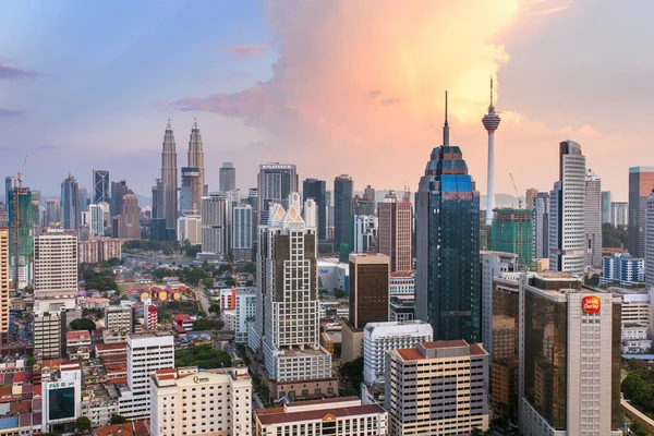 Uitzicht op de stad Kuala Lumpur met beroemde Petronas — Stockfoto