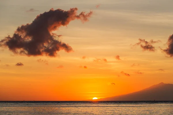 Rode zonsondergang boven de zee — Stockfoto